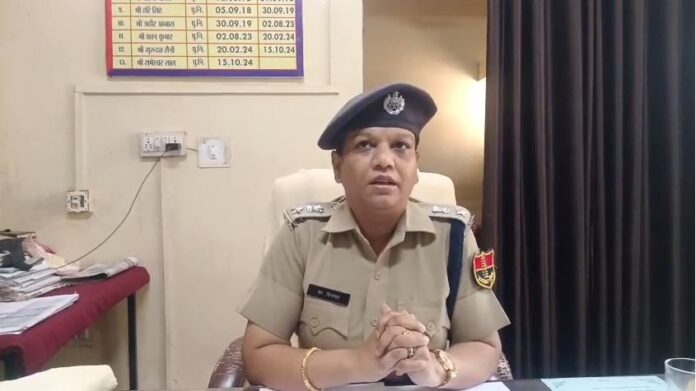 एडिशनल एसपी प्रियंका रघुवंशी जानकारी देते हुए