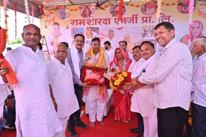 विधायक रामहेत यादव को शादी की वर्षगांठ पर शुभकामनाएं देते क्षेत्र से पहुंचे लोग