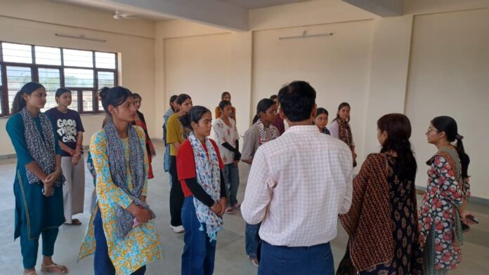 छात्राओं को आत्मरक्षा प्रशिक्षण