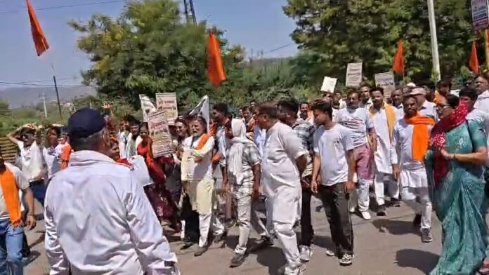 आम नागरिकों ने गायों के संरक्षण के समर्थन में नारे लगाए