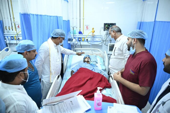 टीकाराम जूली ने पुलिस ज्यादती के शिकार दलित नाबालिग से मुलाकात की