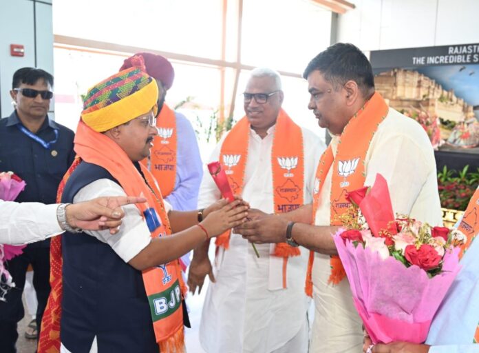 भाजपा के राष्ट्रीय अध्यक्ष नितिन नवीन का स्वागत करते संजय शर्मा