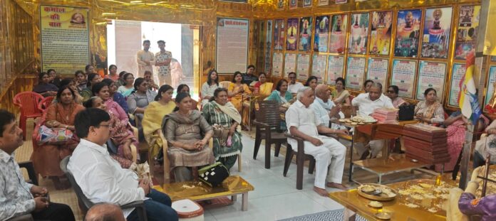 अहिंसा स्थल दिगम्बर जैन मंदिर में पूजा अर्चना करते दिल्ली से आये श्रद्वालु