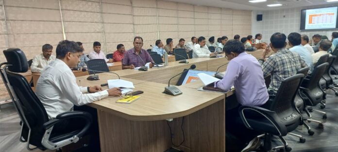 समीक्षा बैठक में एडीएम योगेश डागुर