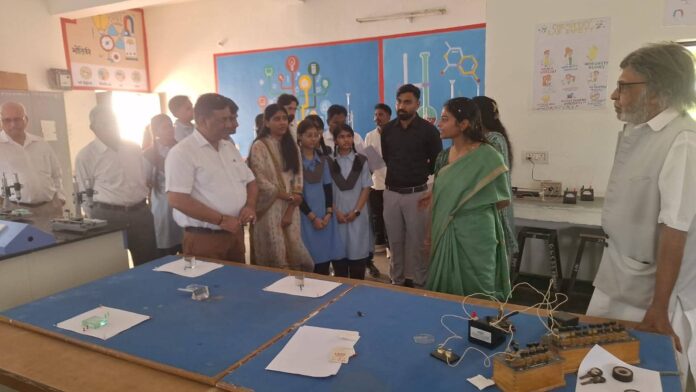 ई-लाइब्रेरी में अध्ययन कर रही छात्राओं से संवाद