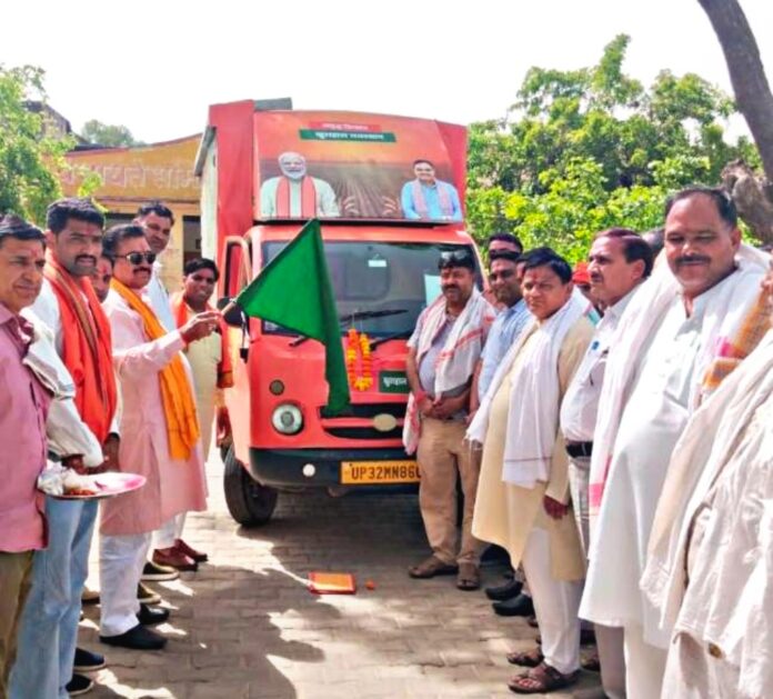 ‘ग्राम विकास रथ’ को विधायक रमेश खींची ने हरी झंडी दिखाकर रवाना किया