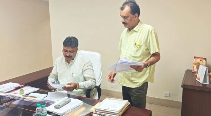 जूली विधानसभा में लंबित कार्यों को निपटाते हुए