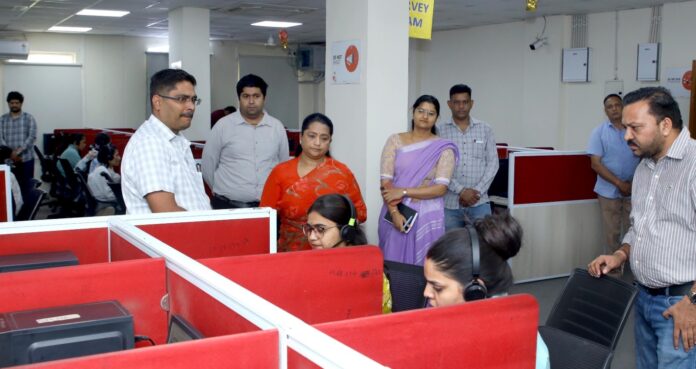 181 कंट्रोल रूम का निरीक्षण करते हुए श्रेया गुहा