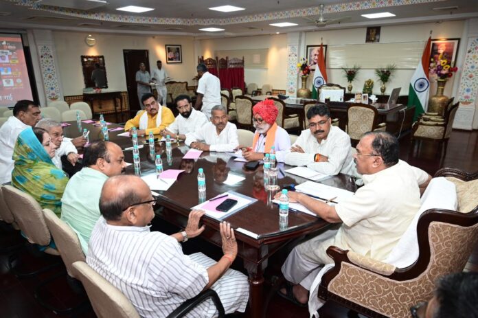 बैठक में टीकाराम जूली सहित कई समितियों के सभापति मौजूद