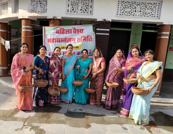 महिला वैश्य महासम्मेलन खेरली ने लिया परिंडे लगाने का संकल्प