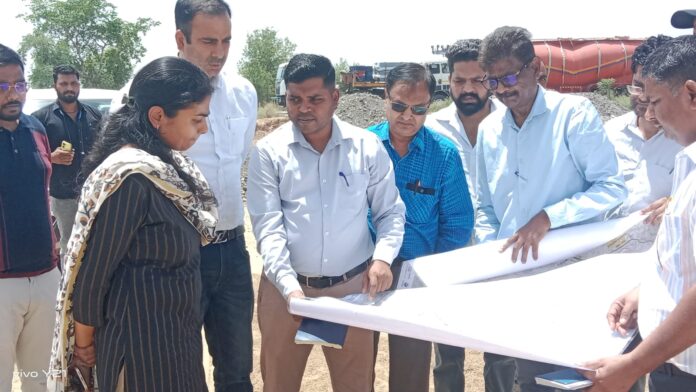 इंटरकॉरिडोर एनएच-148बी के कार्यों का कलक्टर डॉ. आर्तिका शुक्ला ने निरीक्षण किया