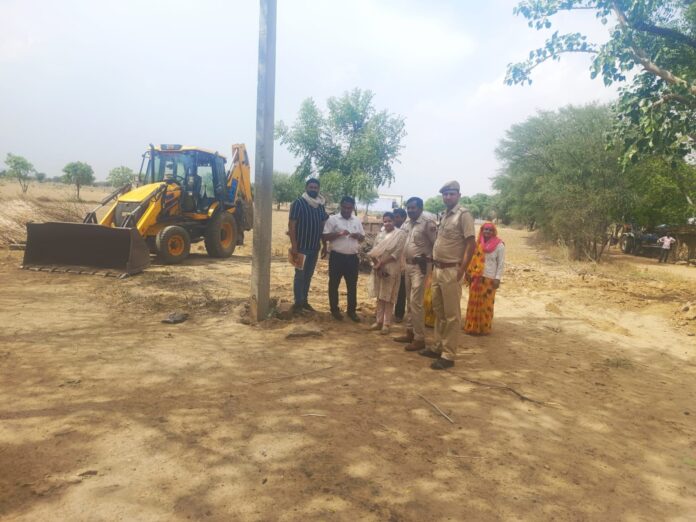 जेसीबी मशीन की सहायता से पक्की दीवार को ध्वस्त कर अतिक्रमण हटवाया