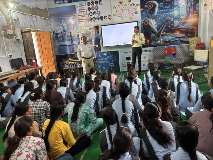 डॉ अभिमन्यु सिद्ध ने छात्राओं को दी अहम जानकारी