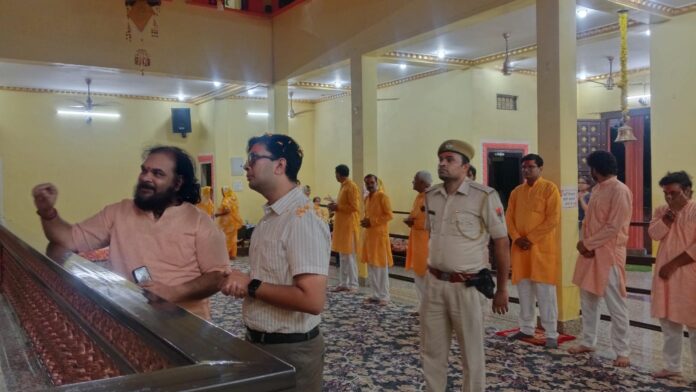 राधा रानी मंदिर में दर्शन करते जिला कलेक्टर अतुल प्रकाश