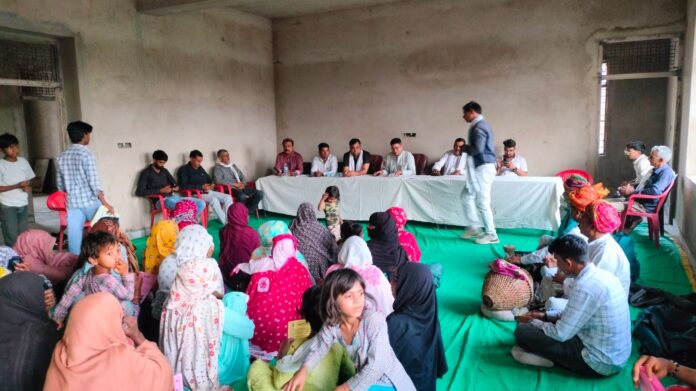 संध्या चौपाल में भपंग वादन और लोकगीतों की प्रस्तुति देते लोक कलाकार