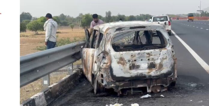 एक्सप्रेसवे पर हादसे के बाद आग में पूरी तरह जली कार