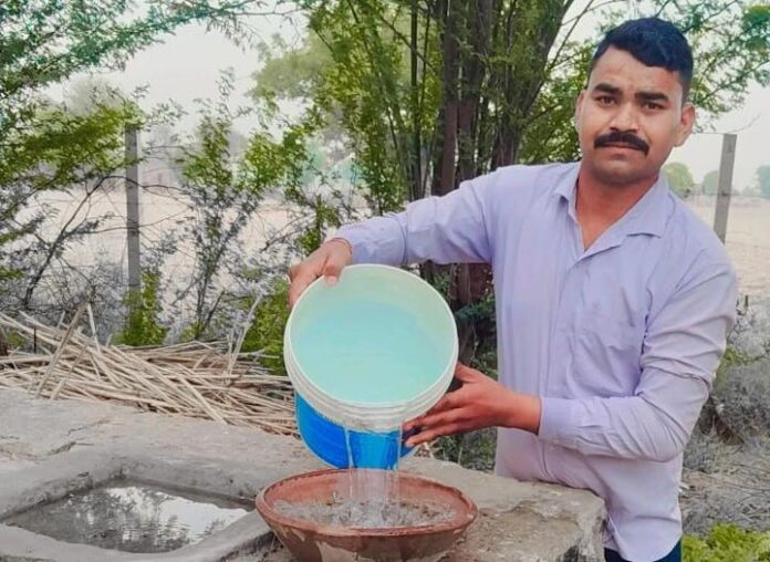 परिंडे बांधकर पानी भरते सामाजिक कार्यकर्ता संतोष कैरव