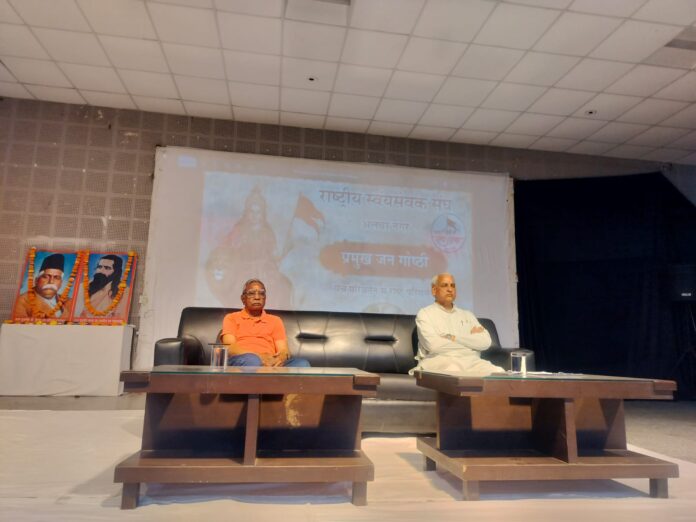 संगोष्ठी में उपस्थित प्रकाश जी