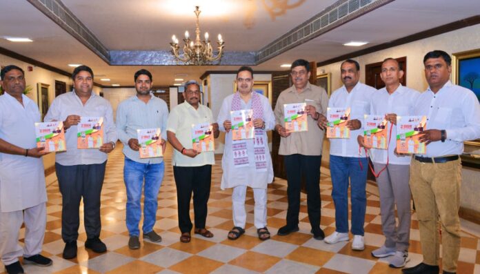 पुस्तक का विमोचन करते सीएम