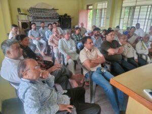 परिचर्चा में उपस्थित लोग