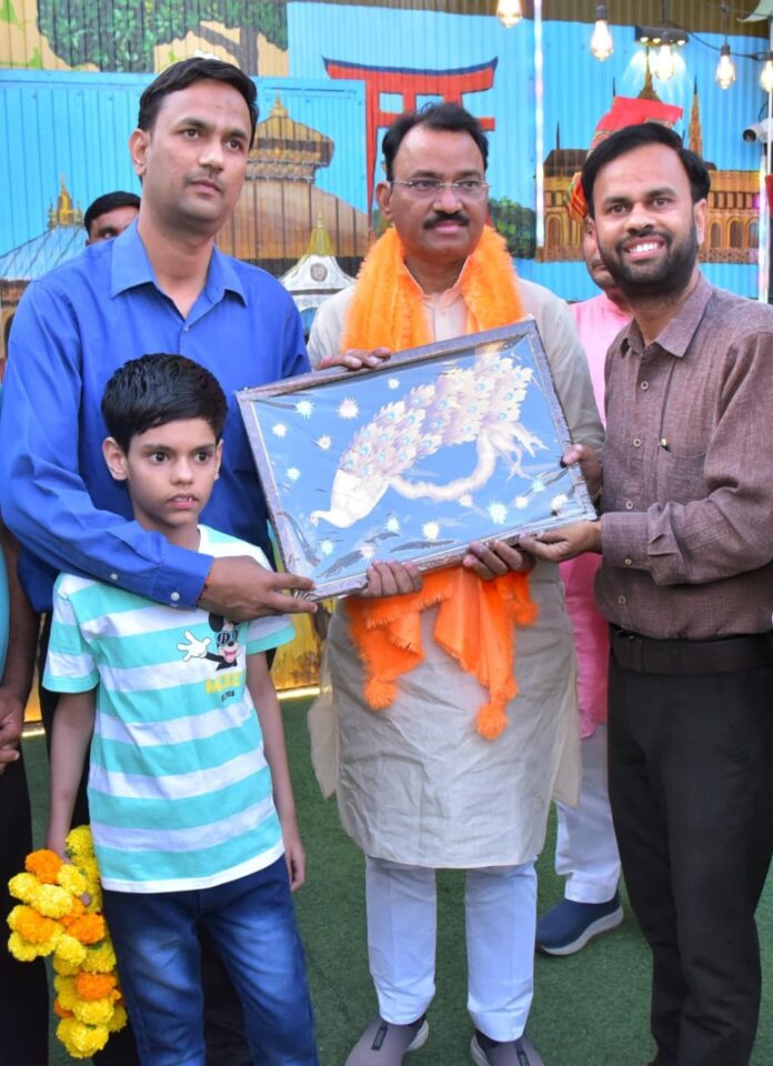 उप मुख्यमंत्री का स्वागत करते निशांत एवं प्रशांत शर्मा