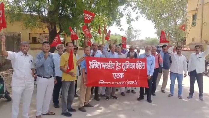 999 एटक का बिल वापस लेने की मांग को लेकर बस स्टैंड पर विरोध