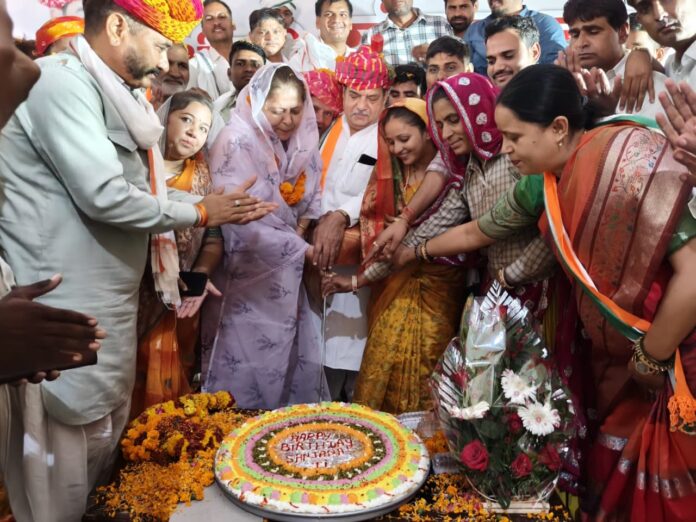 जन्मदिन मनाती सांसद जाटव