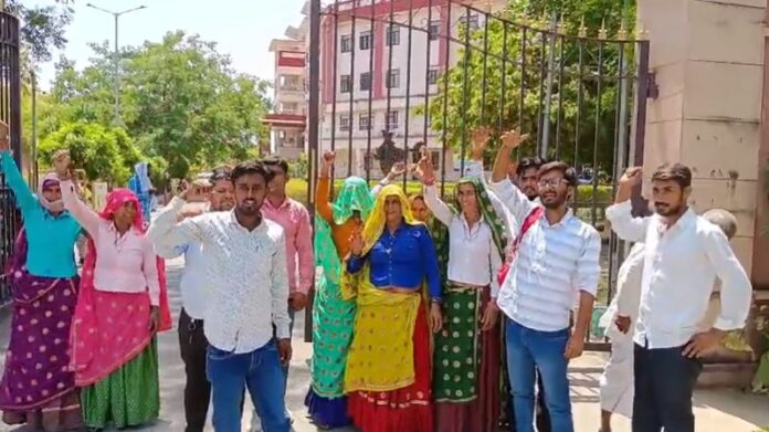 ग्रामीणों में बढ़ा आक्रोश