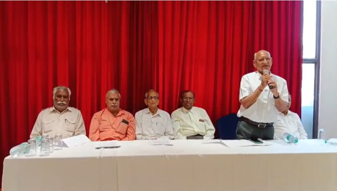 समाज के लोगों ने प्रेस वार्ता कर निष्पक्ष चुनाव और वित्तीय जांच की मांग उठाई