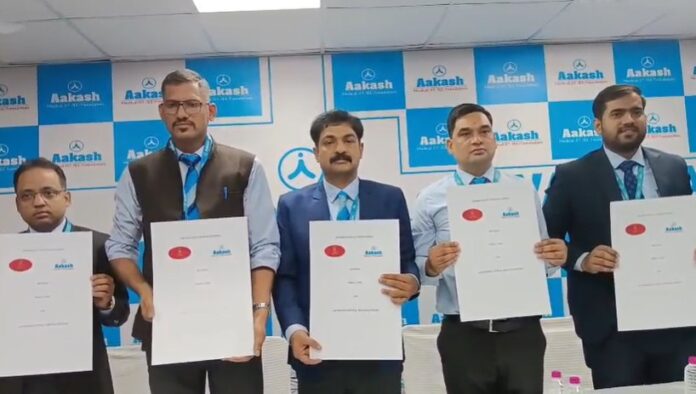 आकाश ने भारतीय सेना और अर्धसैनिक बलों के साथ समझौता किया