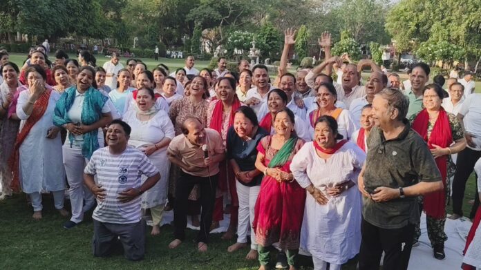 अलवर के कम्पनी बाग में वर्ल्ड लाफ्टर डे