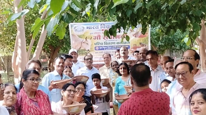 भारत विकास परिषद द्वारा गौ सवामनी व परिंडा वितरण