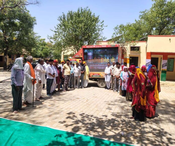 ग्राम रथ अभियान से योजनाओं की जानकारी