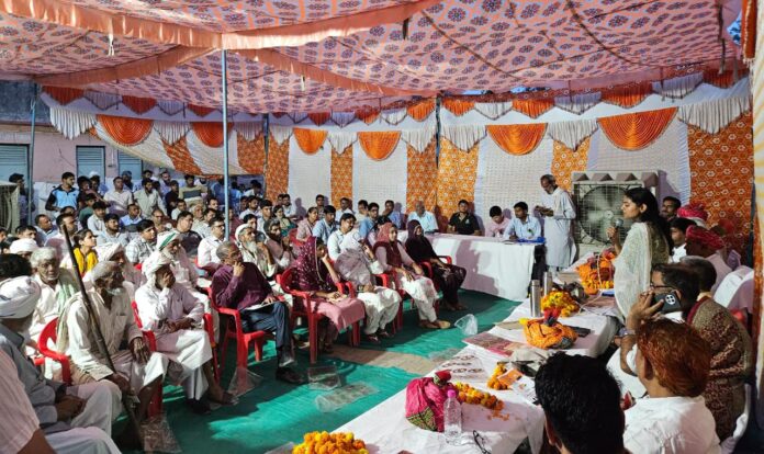 कलेक्टर डॉ. आर्तिका शुक्ला ने 13 विभागों की योजनाओं की जानकारी दी