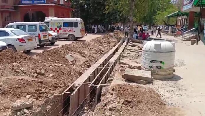 नाला निर्माण एक महीने से अधूरा