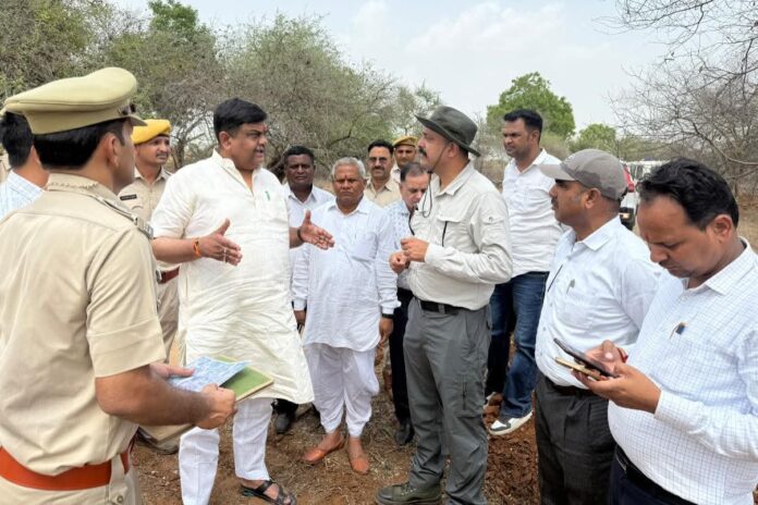 वन मंत्री संजय शर्मा ने सिरोही के जानापुर में चिन्हित स्थल का निरीक्षण किया