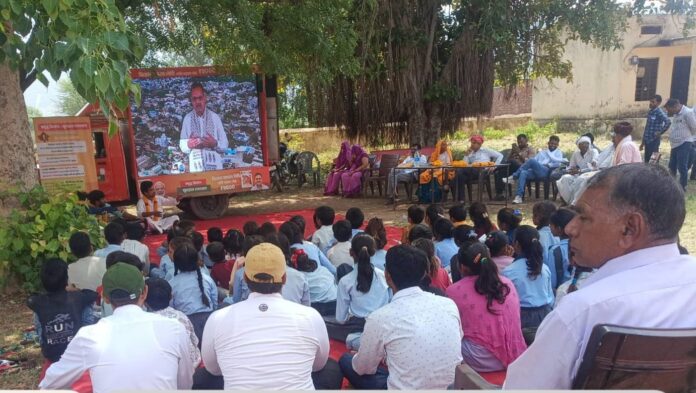 एलईडी स्क्रीन से सुसज्जित ग्राम विकास रथ