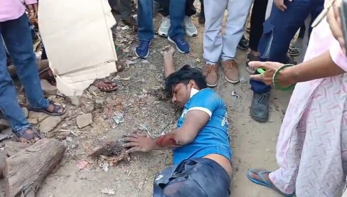एक ट्रक ने बाइक सवार दो युवकों को टक्कर मार दी