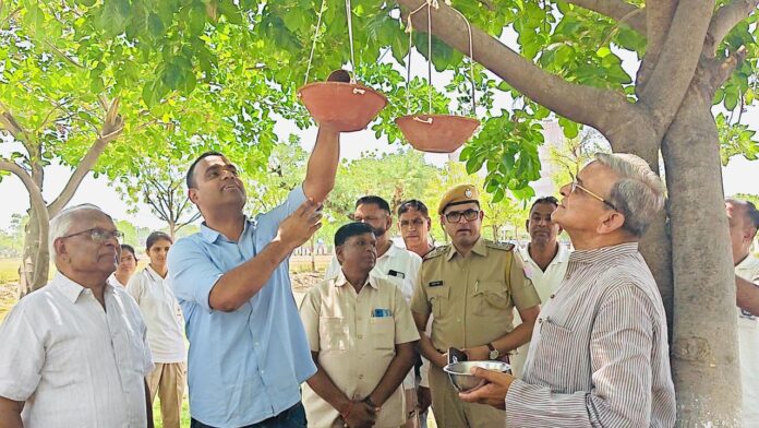 एसपी धर्मेंद्र यादव ने लगाए परिंडे