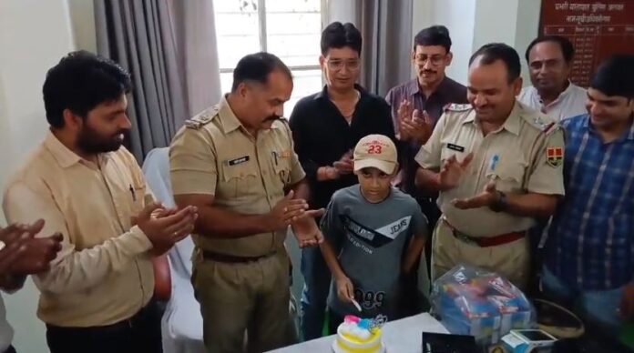 मासूम का जन्मदिन मनाकर पुलिस ने बांटी खुशियां
