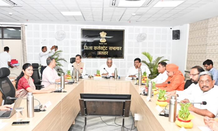 विकास परियोजनाओं की समीक्षा करते भूपेंद्र यादव