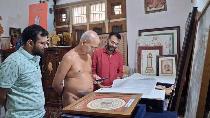 मुनि विनम्र सागर महाराज ने देखीं चावल पर बनी अद्भुत कलाकृतियां