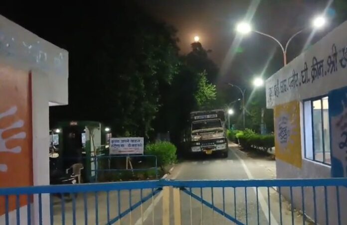 एक ट्रक निकल गया जबकि दूसरा गेट पर पकड़ा गया
