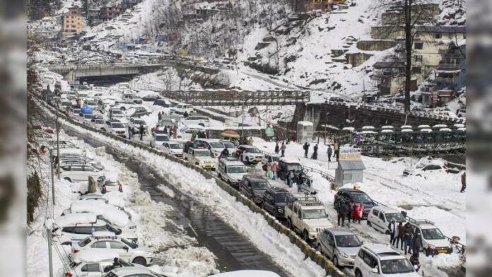 15-km-traffic-jam-in-manali-forc.jpg