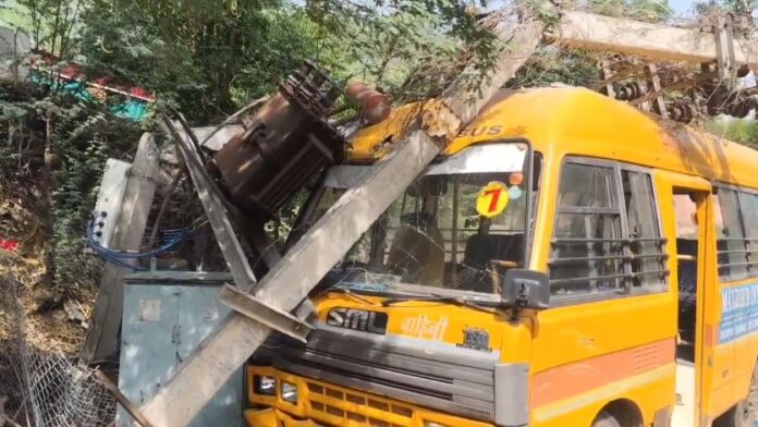 स्कूल बस हादसे से ग्रामीणों में आक्रोश