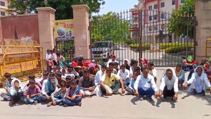 अलवर कलेक्ट्रेट पर ग्रामीणों का धरना