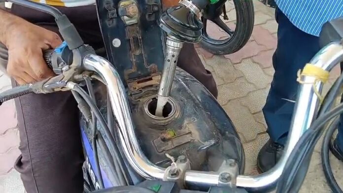 पेट्रोल-डीजल महंगा होने पर अलवर में नाराजगी