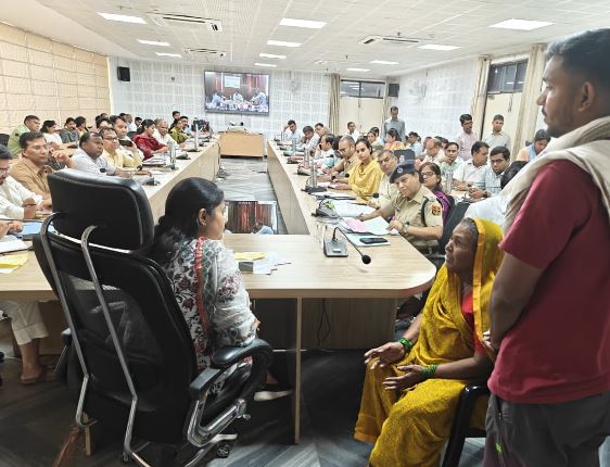 जनसुनवाई के दौरान जिला कलक्टर डॉ. आर्तिका शुक्ला