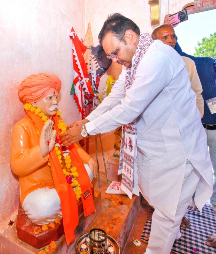 डूंगरपुर प्रवास के दौरान संत गोविंद गुरु की धूणी के दर्शन