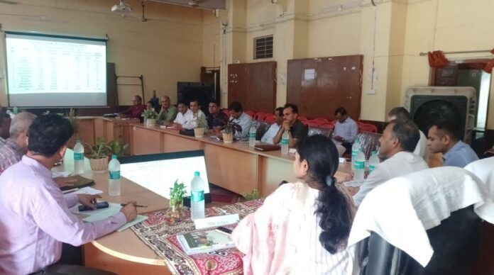 1619 सचिव ने ली प्रगति की समीक्षा बैठक